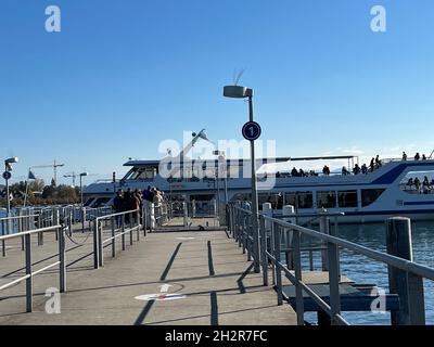 Das Kreuzschiff am Zürichsee ankerte am Pier im Hafen. Touristen steigen an Bord, um die Fahrt auf dem See an einem klaren Herbsttag zu genießen. Speicherplatz kopieren. Stockfoto