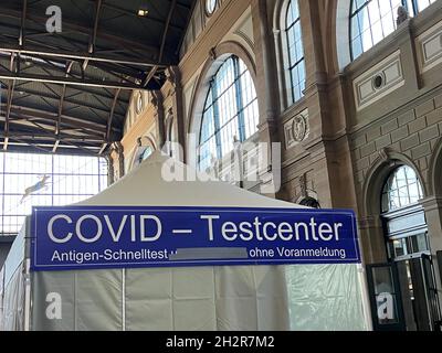 Covid-Testzentrum am Hauptbahnhof in Zürich. Die deutsche Inschrift besagt, dass für den Speed-Antigen-Test kein Termin erforderlich ist. Details. Stockfoto