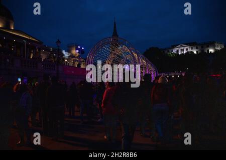 London, England, Großbritannien. Oktober 2021. Die Menge versammelt sich, um das Fest des Lichts der Hindu-, Sikh- und Jain-Tradition zu feiern, nachdem 2020 Feiern abgesagt wurden.Quelle: Denise Laura Baker/Alamy Live News Stockfoto