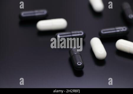 Black And White Gel Pill Kapseln Abstract Stockfoto