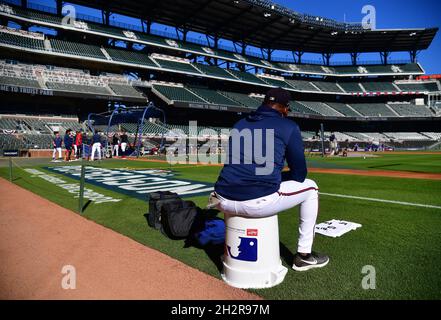 Atlanta, Usa. Oktober 2021. Die Atlanta Braves nehmen Schlagübungen vor, bevor sie am 23. Oktober 2021 in Atlanta, Georgia, den Los Angeles Dodgers im Spiel sechs des MLB NLCS im Truist Park gegenüberstehen. Foto von David Tulis/UPI Credit: UPI/Alamy Live News Stockfoto