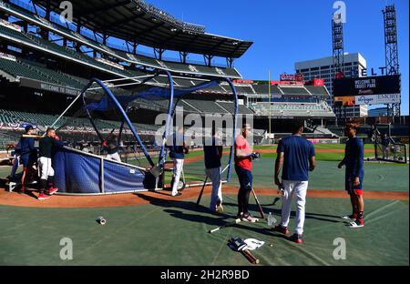 Atlanta, Usa. Oktober 2021. Die Atlanta Braves nehmen Schlagübungen vor, bevor sie am 23. Oktober 2021 in Atlanta, Georgia, den Los Angeles Dodgers im Spiel sechs des MLB NLCS im Truist Park gegenüberstehen. Foto von David Tulis/UPI Credit: UPI/Alamy Live News Stockfoto