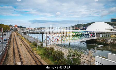 Bunte Brücke verbindet Niemeyer Center mit der Altstadt von Aviles, Spanien Stockfoto