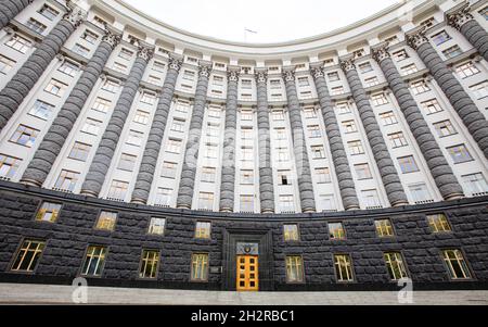 Kiew, Ukraine - 6. Oktober 2021: Ukrainisches Regierungsgebäude. Verwaltungsgebäude für das Ministerkabinett der Ukraine Stockfoto