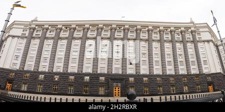 Kiew, Ukraine - 6. Oktober 2021: Ukrainisches Regierungsgebäude. Verwaltungsgebäude für das Ministerkabinett der Ukraine Stockfoto