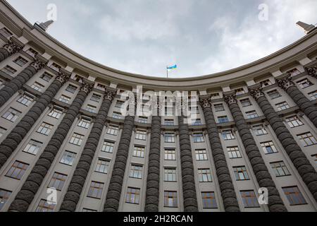 Kiew, Ukraine - 6. Oktober 2021: Ukrainisches Regierungsgebäude. Verwaltungsgebäude für das Ministerkabinett der Ukraine Stockfoto