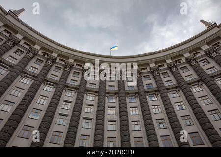 Kiew, Ukraine - 6. Oktober 2021: Ukrainisches Regierungsgebäude. Verwaltungsgebäude für das Ministerkabinett der Ukraine Stockfoto