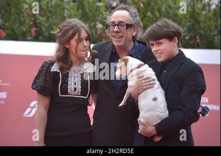 Rom, Italien. Oktober 2021. Nell Burton, Tim Burton und Billy-Ray Burton nehmen am 2021 Samstag, 23. Oktober 2021, in Rom, Italien, am roten Teppich von Tim Burton Close Encounter Teil. Foto von Rocco Spaziani/UPI Credit: UPI/Alamy Live News Stockfoto