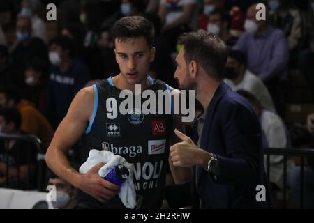 PalaRadi, Cremona, Italien, 23. Oktober 2021, Spagnolo Matteo (Vanoli Cremona) spaking mit Poeta Giuseppe in der Banch während Vanoli Basket Cremona vs Happy Casa Brindisi - Italienische Basketball A Serie Championship Stockfoto