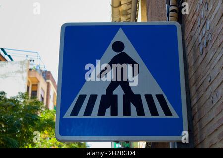 Bild eines Verkehrszeichens, das vor der Existenz eines Fußgängerübergangs auf einer Straße in einem warnt Stockfoto