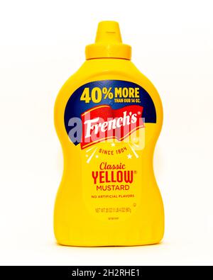 Eine Plastikflasche mit klassischem gelben Senf von Französisch, ohne künstliche Aromen. Stockfoto