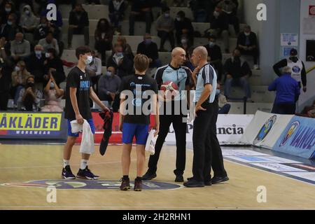 PalaRadi, Cremona, Italien, 23. Oktober 2021, Spiele sind während der Vanoli Basket Cremona gegen Happy Casa Brindisi – Italienische Basketball A Serie Championship refree Stockfoto