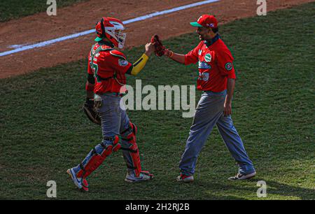 MAZATLAN, MEXIKO - 01. FEBRUAR: Davids Romero schließt den Platz für die Los Federales de Chiriqui und feiert die Rettung mit Catcher Rodrigo Vigil, während des Spiels zwischen Panama und Kolumbien im Rahmen der Serie del Caribe 2021 im Teodoro Mariscal Stadium am 1. Februar 2021 in Mazatlan, Mexiko. (Foto von Luis Gutierrez/Norte Photo) Stockfoto