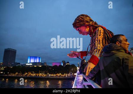 London, Großbritannien. Oktober 2021. Little Amal sah, wie sie neugierig auf den Blick auf die Themse an der Waterloo-Brücke wurde.Little Amal ist eine 3.5 Meter hohe Marionette, die ein syrisches Flüchtlingskind darstellt, dessen Reise nahe der türkisch-syrischen Grenze begann und 8,000 km quer durch Europa nach Großbritannien zur Unterstützung von Flüchtlingen reiste. Kredit: SOPA Images Limited/Alamy Live Nachrichten Stockfoto