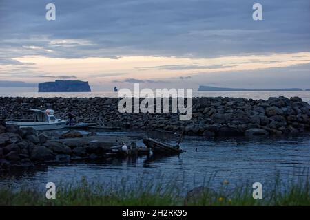 Drangey ist eine unbewohnte Insel, günstiges, sterben in der Mitte des Fjordes Skagafjörður Novalja ist. Papageitaucher. Küstenlandschaft auf der Trollaska Stockfoto