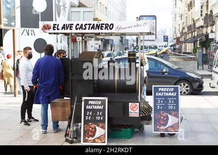 Coruna-Spanien. Verkaufsstand von gerösteten Kastanien mit dem Ofen in Form einer Dampflokomotive am 21. Oktober 2021 Stockfoto