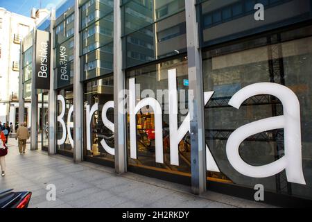 Coruna, Spanien.am 21. Oktober 2021 leuchteten weiße Buchstaben im Außenfenster des Berska-Geschäfts auf dem Lugo-Platz Stockfoto