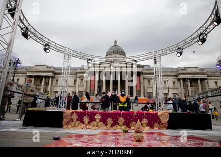 London, Großbritannien. Oktober 2021. Blick auf einen Altar mit der National Gallery im Hintergrund.die Diwali-Feier fand dieses Jahr wieder auf dem Trafalgar Square in London statt, nachdem sie im vergangenen Jahr aufgrund der COVID-Pandemie abgebrochen wurde. Kredit: SOPA Images Limited/Alamy Live Nachrichten Stockfoto
