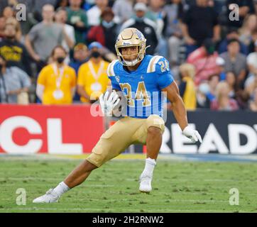 Pasadena, Kalifornien, USA. Oktober 2021. UCLA Bruins läuft zurück Zach Charbonnet #24 trägt den Ball während des Spiels zwischen den UCLA Bruins und den Oregon Ducks beim Rose Bowl in Pasadena, Kalifornien. Obligatorischer Bildnachweis : Charles Baus/CSM/Alamy Live News Stockfoto