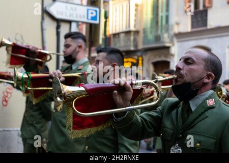 Mitglieder der Santa Vera Cruz Band aus Alhaurín El Grande spielen ihre Instrumente zu Beginn der Karwoche-Prozession der Bruderschaft La Paloma, die seit Beginn der Pandemie von Covid-19 verschoben wurde. (Foto von Shay Conaghan/Pacific Press) Quelle: Pacific Press Media Production Corp./Alamy Live News Stockfoto