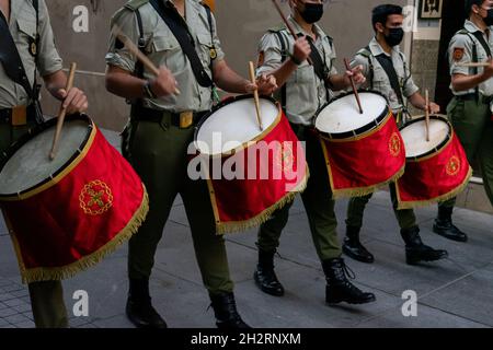 Mitglieder der Santa Vera Cruz Band aus Alhaurín El Grande spielen ihre Instrumente zu Beginn der Karwoche-Prozession der Bruderschaft La Paloma, die seit Beginn der Pandemie von Covid-19 verschoben wurde. (Foto von Shay Conaghan/Pacific Press) Quelle: Pacific Press Media Production Corp./Alamy Live News Stockfoto