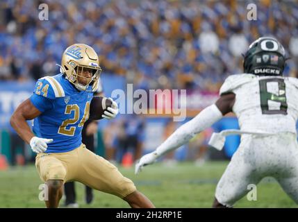 Pasadena, Kalifornien, USA. Oktober 2021. UCLA Bruins läuft zurück Zach Charbonnet #24 trägt den Ball während des Spiels zwischen den UCLA Bruins und den Oregon Ducks beim Rose Bowl in Pasadena, Kalifornien. Obligatorischer Bildnachweis : Charles Baus/CSM/Alamy Live News Stockfoto