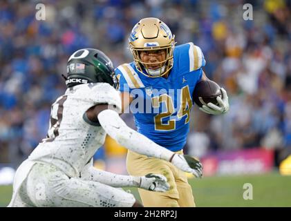 Pasadena, Kalifornien, USA. Oktober 2021. UCLA Bruins läuft zurück Zach Charbonnet #24 trägt den Ball während des Spiels zwischen den UCLA Bruins und den Oregon Ducks beim Rose Bowl in Pasadena, Kalifornien. Obligatorischer Bildnachweis : Charles Baus/CSM/Alamy Live News Stockfoto