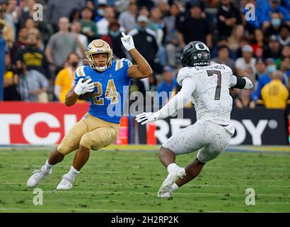 Pasadena, Kalifornien, USA. Oktober 2021. UCLA Bruins läuft zurück Zach Charbonnet #24 trägt den Ball während des Spiels zwischen den UCLA Bruins und den Oregon Ducks beim Rose Bowl in Pasadena, Kalifornien. Obligatorischer Bildnachweis : Charles Baus/CSM/Alamy Live News Stockfoto