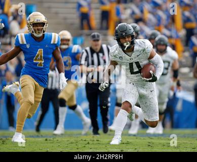 Pasadena, Kalifornien, USA. Oktober 2021. Der Oregon Ducks Wide Receiver Mycah Pittman #4 trägt den Ball während des NCAA-Fußballspiels zwischen den UCLA Bruins und den Oregon Ducks beim Rose Bowl in Pasadena, Kalifornien. Obligatorischer Bildnachweis : Charles Baus/CSM/Alamy Live News Stockfoto