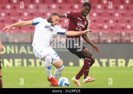 Salerno, Italien. Oktober 2021. Filippo Bandinelli und Ramzi Aya wetteifert um den Ball während des Serie A Spiels zwischen US Salernitana 1919 und dem FC Empoli im Stadio Arechi. (Foto von Agostino Gemito/Pacific Press) Quelle: Pacific Press Media Production Corp./Alamy Live News Stockfoto