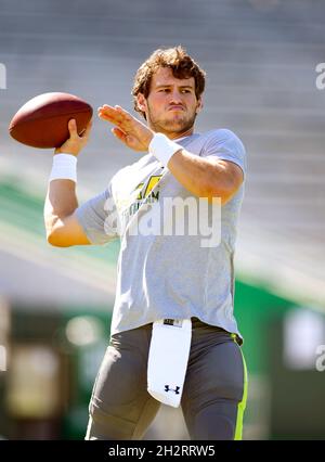 Birmingham, Alabama, USA. Oktober 2021. UAB Blazers Quarterback Dylan Hopkins (9) erwärmt sich vor einem NCAA-Fußballspiel zwischen den UAB Blazers und den Reiseulen im Protective Stadium in Birmingham, Alabama. Reis besiegte UAB 30-24. Brandon Sumrall/CSM ***korrigiert eine frühere Version mit falschen Metadaten und Headline*. Kredit: csm/Alamy Live Nachrichten Stockfoto