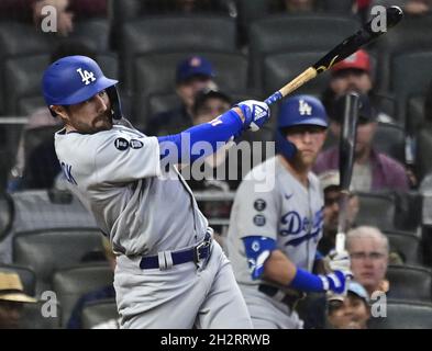 Atlanta, Usa. Oktober 2021. Los Angeles Dodgers AJ Pollock verdoppelt sich während des dritten Innings im sechsten Spiel des MLB NLCS im Truist Park am Samstag, 23. Oktober 2021 in Atlanta, Georgia, gegen die Atlanta Braves. Die Dodgers stehen vor einem Ausscheidungsspiel hinter den Braves 3-2 in der Championship-Serie. Foto von David Tulis/UPI Credit: UPI/Alamy Live News Stockfoto