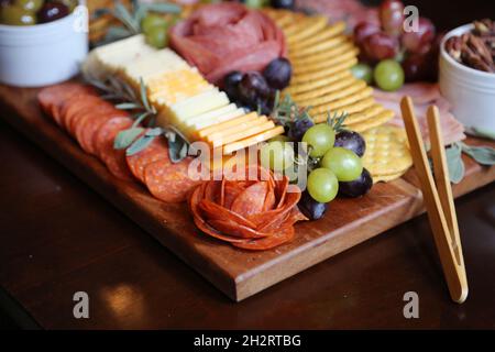 Wurstplatte mit Fleischblumen Stockfoto