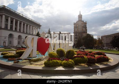 Kiew, Ukraine - 6. Oktober 2021: Unabhängigkeitsplatz in Kiew. Ich liebe Ukraine Zeichen Stockfoto