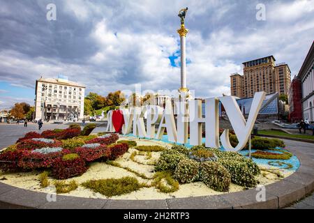 Kiew, Ukraine - 6. Oktober 2021: Unabhängigkeitsplatz in Kiew. Ich liebe Ukraine Zeichen Stockfoto