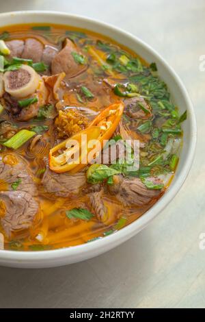 Nahaufnahme des traditionellen Vietnam-Nudeln Bun Bo Hue Stockfoto