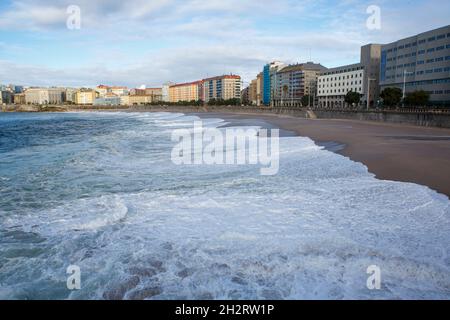 Orzan Strand mit starken Wellen und Wasser mit Schaum besetzt den Sand in A Coruna, Spanien Stockfoto