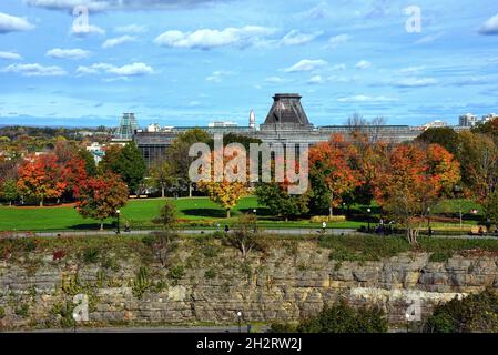 Blick auf die US-Botschaft in Ottawa mit Herbstblättern vom Parliament Hill Stockfoto