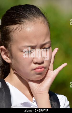 Junge asiatische Studentin mit Zahnschmerzen Stockfoto