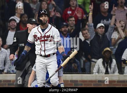 Atlanta, Usa. Oktober 2021. Atlanta Braves Eddie Rosario beobachtet seinen dreifachen Heimlauf während des vierten Innings gegen die Los Angeles Dodgers im Spiel sechs des MLB NLCS am Samstag, 23. Oktober 2021, im Truist Park in Atlanta, Georgia. Die Dodgers stehen vor einem Ausscheidungsspiel hinter den Braves 3-2 in der Championship-Serie. Foto von David Tulis/UPI Credit: UPI/Alamy Live News Stockfoto