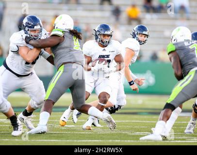 Birmingham, Alabama, USA. Oktober 2021. Reiskeulen laufen zurück Ari Broussard (30) spielt den Ball während eines NCAA-Fußballspiels zwischen den UAB Blazers und den Reiskeulen im Protective Stadium in Birmingham, Alabama. Reis besiegte UAB 30-24. Brandon Sumrall/CSM/Alamy Live News Stockfoto