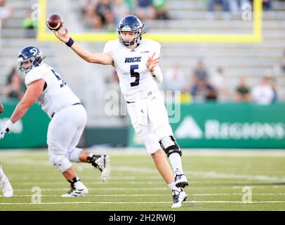 Birmingham, Alabama, USA. Oktober 2021. Der Quarterback Wiley Green (5) wirft den Ball während eines NCAA-Fußballspiels zwischen den UAB Blazers und den Reiseulen im Protective Stadium in Birmingham, Alabama. Reis besiegte UAB 30-24. Brandon Sumrall/CSM/Alamy Live News Stockfoto