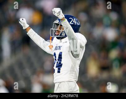 Birmingham, Alabama, USA. Oktober 2021. RiceOwls-Eckpfeiler Miles McCord (24) feiert den Sieg während eines NCAA-Fußballspiels zwischen den UAB Blazers und den RiceOwls im Protective Stadium in Birmingham, Alabama. Reis besiegte UAB 30-24. Brandon Sumrall/CSM/Alamy Live News Stockfoto