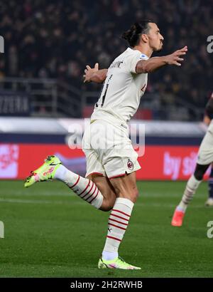 Bologna, Italien. Oktober 2021. Zlatan Ibrahimovic von AC Milan feiert sein Tor während eines Fußballspiels der Serie A zwischen Bologna und AC Milan in Bologna, Italien, am 23. Oktober 2021. Quelle: Alberto Lingria/Xinhua/Alamy Live News Stockfoto