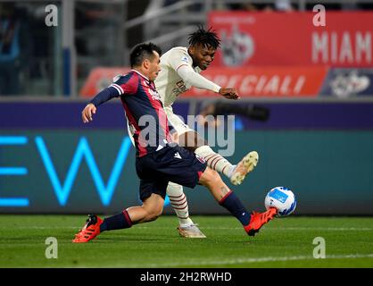 Bologna, Italien. Oktober 2021. Rafael Leao (R) von AC Mailand erzielt am 23. Oktober 2021 in Bologna, Italien, ein Tor bei einem Fußballspiel der Serie A zwischen Bologna und dem AC Mailand. Quelle: Alberto Lingria/Xinhua/Alamy Live News Stockfoto