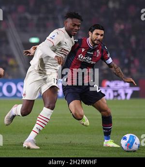 Bologna, Italien. Oktober 2021. Rafael Leao (L) des AC Mailand steht mit Roberto Soriano von Bologna während eines Fußballspiels der Serie A zwischen Bologna und dem AC Mailand in Bologna, Italien, am 23. Oktober 2021. Quelle: Alberto Lingria/Xinhua/Alamy Live News Stockfoto