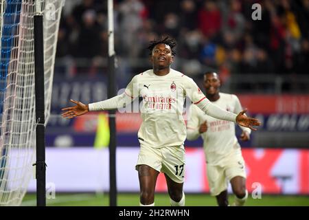 Bologna, Italien. Oktober 2021. Rafael Leao von AC Mailand feiert sein Tor während eines Fußballspiels der Serie A zwischen Bologna und dem AC Mailand in Bologna, Italien, am 23. Oktober 2021. Quelle: Alberto Lingria/Xinhua/Alamy Live News Stockfoto