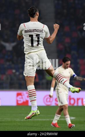 Bologna, Italien. Oktober 2021. Zlatan Ibrahimovic von AC Milan feiert sein Tor während eines Fußballspiels der Serie A zwischen Bologna und AC Milan in Bologna, Italien, am 23. Oktober 2021. Quelle: Alberto Lingria/Xinhua/Alamy Live News Stockfoto