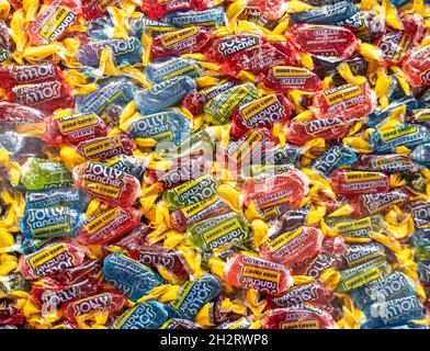 Hershey, Pennsylvania – 15. Oktober 2021: Farbenfrohe Jolly Rancher Hard Candy im Hershey Chocolate World Retail Store Stockfoto