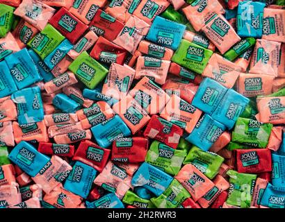 Hershey, Pennsylvania – 15. Oktober 2021: Farbenfrohe Jolly Rancher Chews im Hershey Chocolate World Retail Store Stockfoto